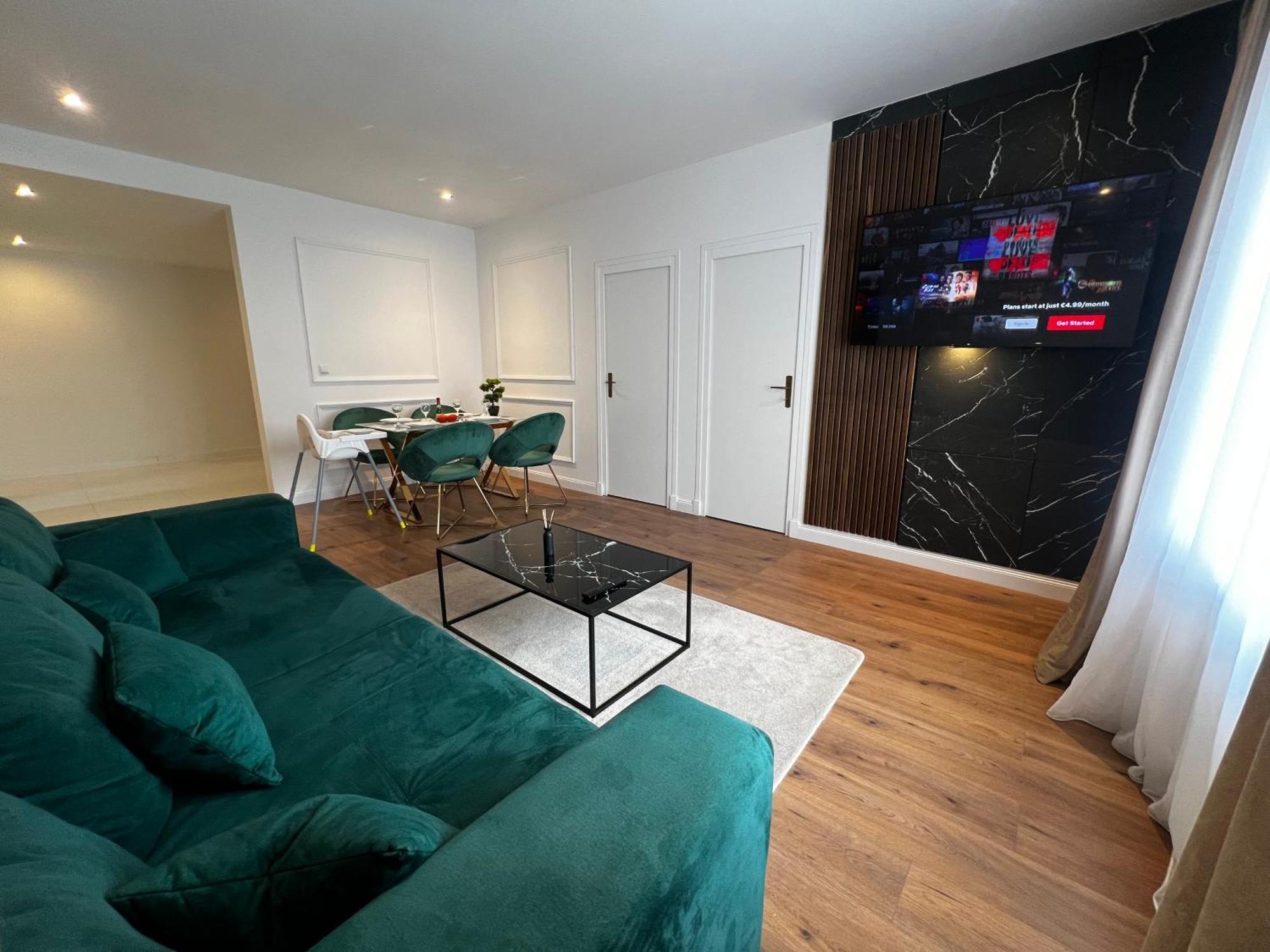 105 Quadratmeter Apartment, Parkplatz, Kinderfreundlich, 6 Personen, Wifi, Vollausgestattete Kueche, Crimmitschau Exterior photo