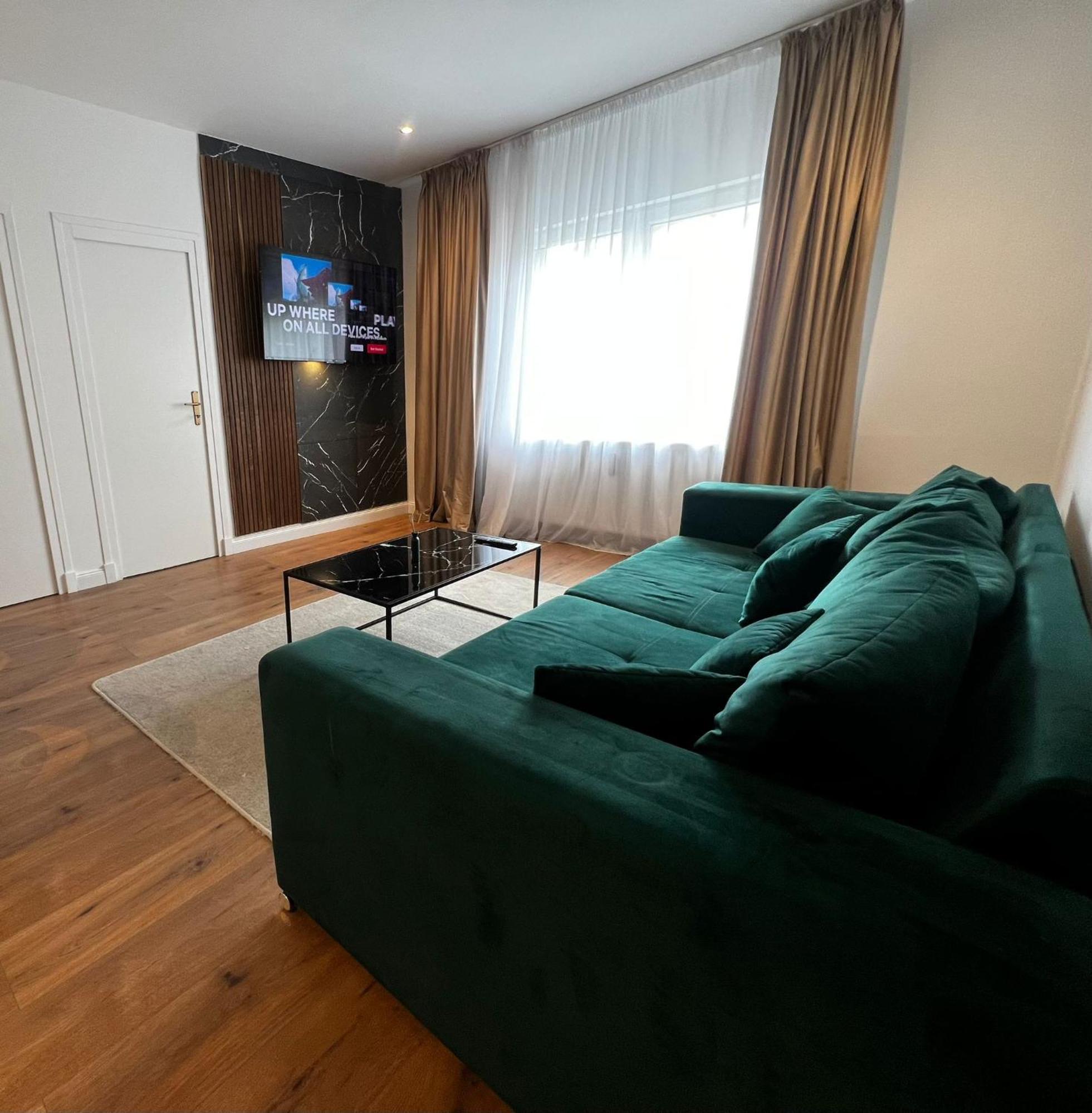 105 Quadratmeter Apartment, Parkplatz, Kinderfreundlich, 6 Personen, Wifi, Vollausgestattete Kueche, Crimmitschau Exterior photo